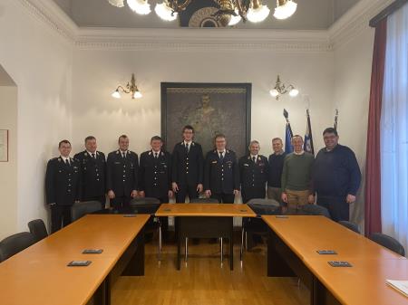 Predstavniki gasilskih društev, Centra Jereb Izola in župan ob podpisu pogodbe